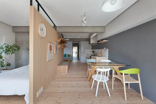 Divisória de madeira em apartamento moderno