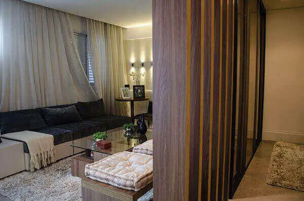 Divisória de madeira separa quarto e sala