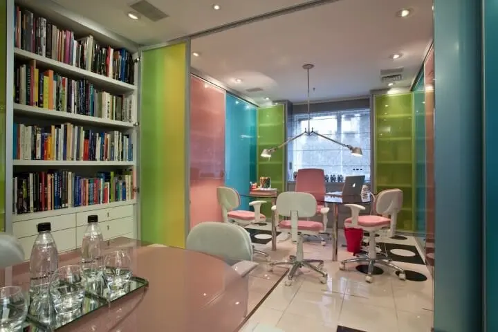 Escritório com divisórias de vidro colorido com tons de rosa Projeto de Brunete Fraccaroli