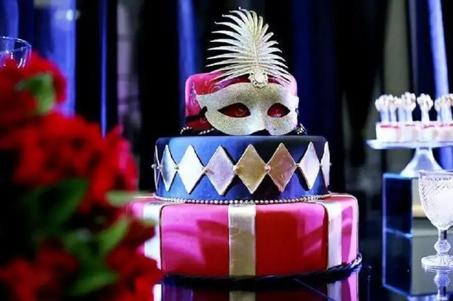 Festa de 15 anos com bolo temático