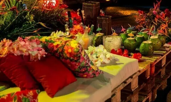 Festa havaiana com decoração, almofadas e agua de coco
