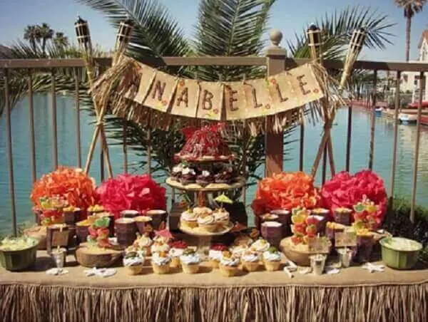 Festa havaiana mesa enfeitada para aniversário