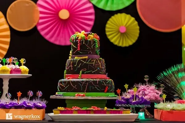 Festa neon bolo de aniversário