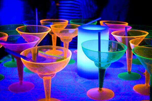 Festa neon copos coloridos