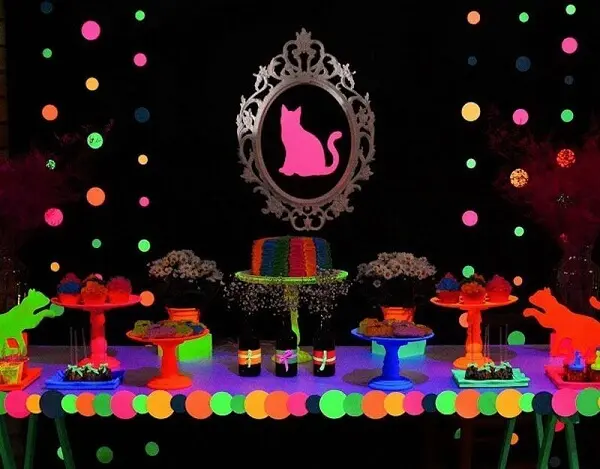 Festa neon decoração temática com gato