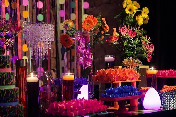 Festa neon mesa colorida e decorada