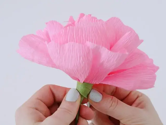 Flor cor de rosa em decoração com papel crepom Foto de Artemisia Coop