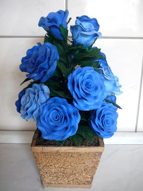 Arranjo com flores azuis de EVA