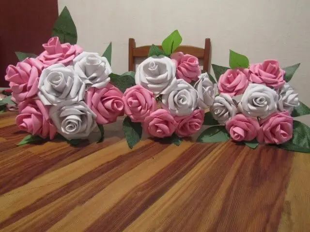 Buquê com flores de EVA brancas e cor de rosa