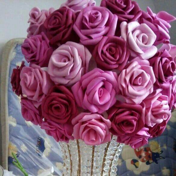 Flores de EVA em tons de rosa.