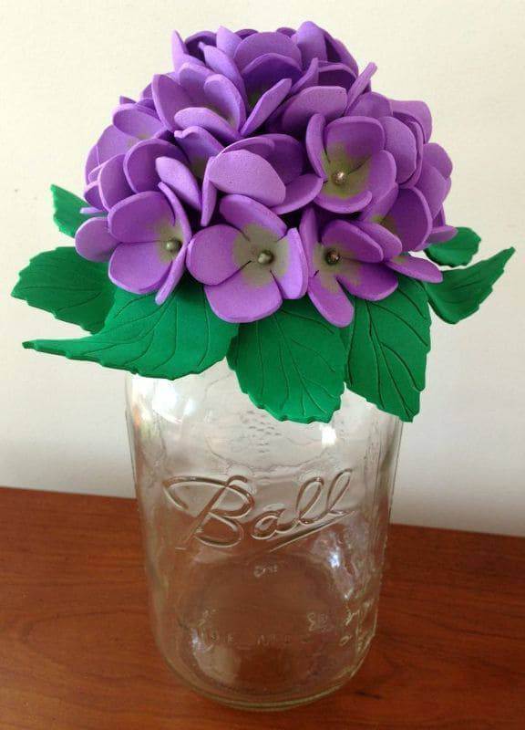 Flores de EVA roxas em vaso de vidro