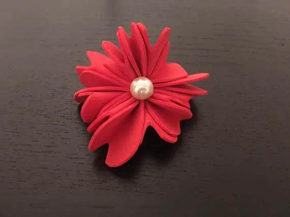 Invista em flores de EVA vermelha com pérola no centro