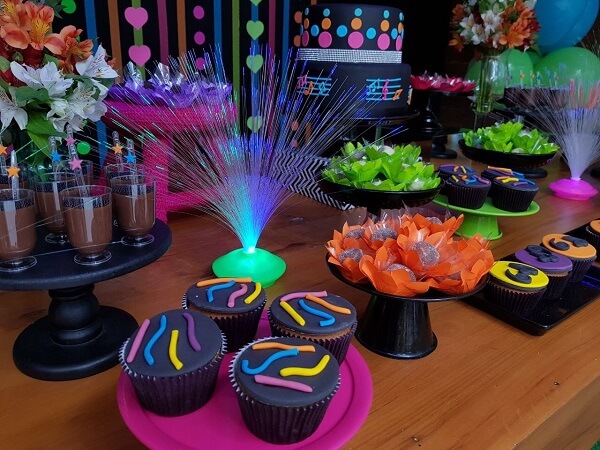 Decore os cupcakes de forma criativa e utilize forminhas coloridas