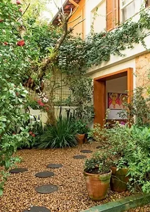 Jardim de entrada com várias plantas e flores Foto de Revista Casa e Jardim