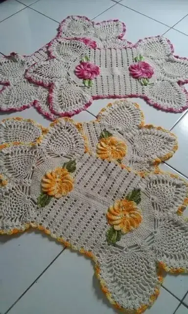 Jogo de tapete de crochê para cozinha amarelo e rosa com flores Foto de Cida de Oliveira