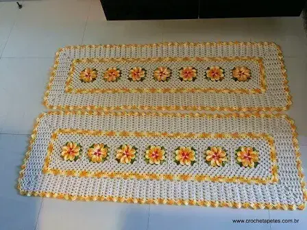 Jogo de tapete de crochê para cozinha com detalhes e flores amarelos Foto de Crochê Tapetes