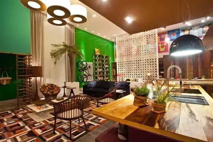 Loft com divisória vazada branca e decoração colorida Projeto de Juliana Pippi