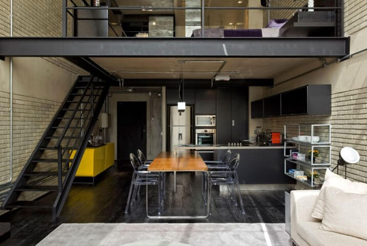 Loft com escada reta de metal e mezanino como quarto Projeto de Diego Revollo