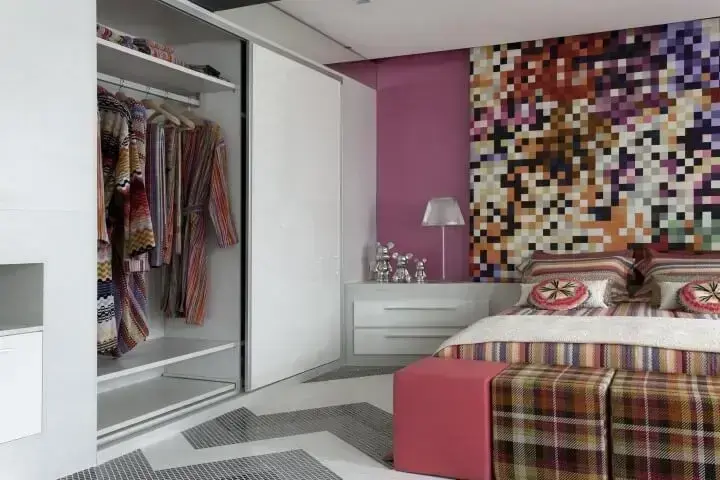 Loft com quarto colorido amplo Projeto de Léo Shehtman