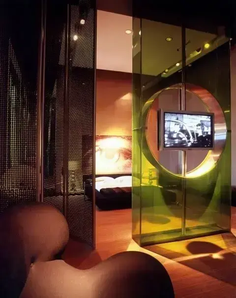 Loft com quarto de casal com biombo metálico como divisória Projeto de Brunete Fraccaroli