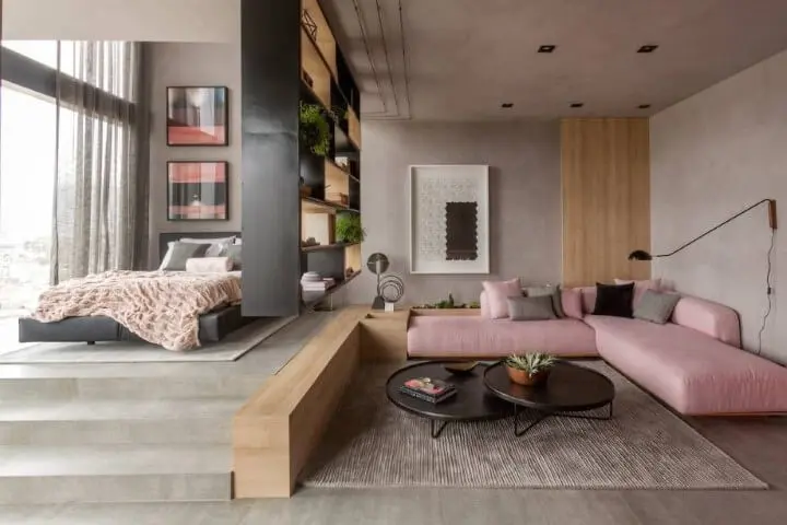Loft com sofá em tons de rosa Projeto de Casa Cor Rio