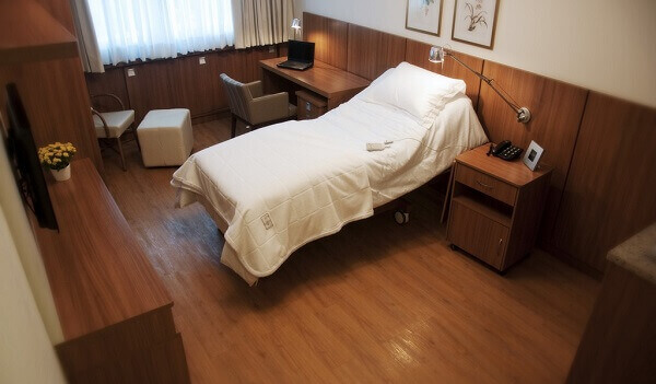 Modelos de quartos com cama mais alta sem tapete