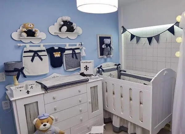 Modelos de quartos de bebê com berço e cômoda com trocador