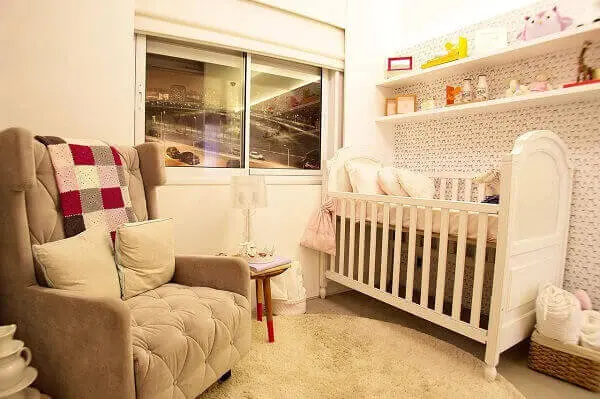 Modelos de quartos de bebê com poltrona e tapete creme