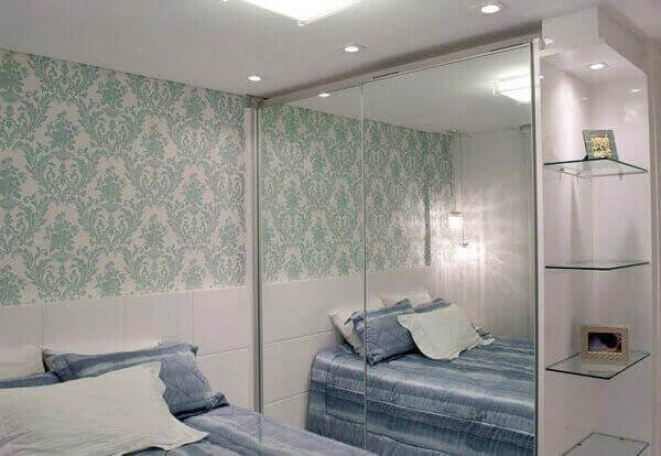 Modelos de quartos de casal pequeno com papel de parede