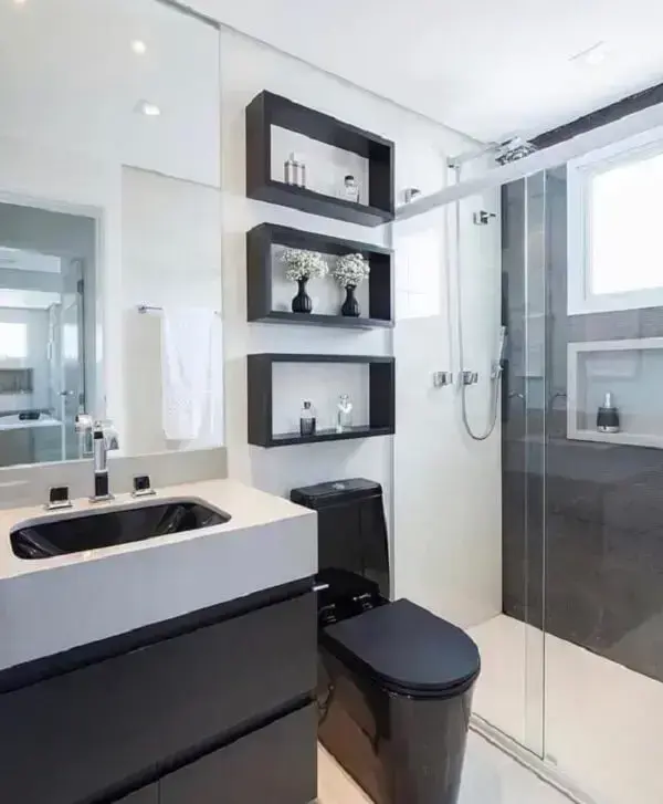 O nicho para banheiro em tom preto se conecta com o restante da decoração