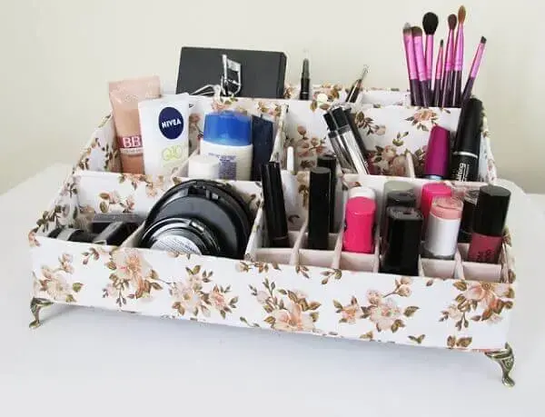 Organizador de maquiagem em caixa de papelão e tecido