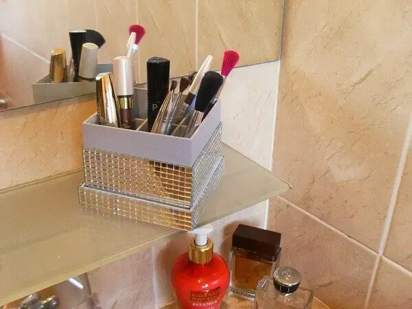 Organizador de maquiagem em caixinha para guardar pincéis no banheiro