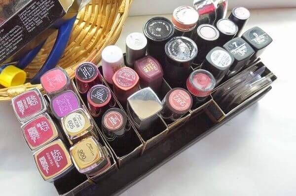 Organizador de maquiagem em caixinhas de produtos