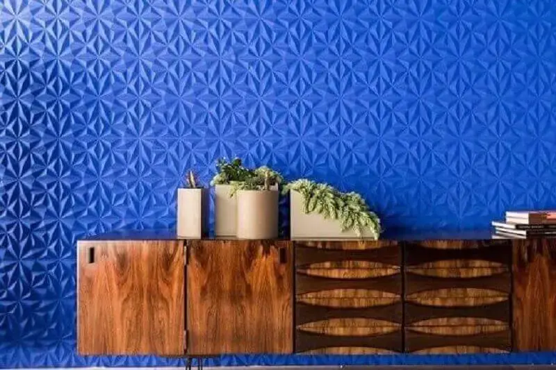 Parede azul royal com armário aéreo e plantas Foto Guilherme Torres