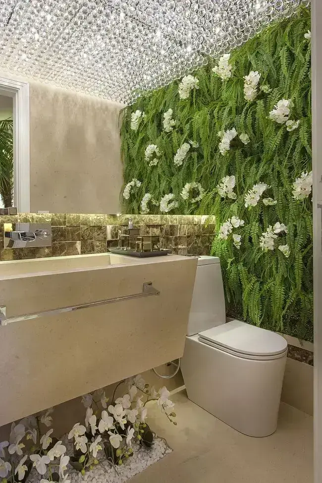 Parede de flores deixa a decoração de banheiros modernos ainda mais elegante