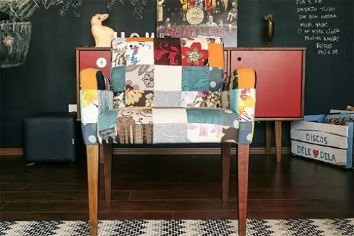 Poltrona de patchwork em decoração de sala de estar Projeto de Casa Aberta