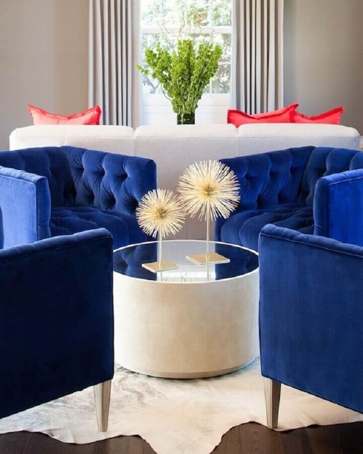 Poltronas azul royal em sala de estar Foto Decorpad