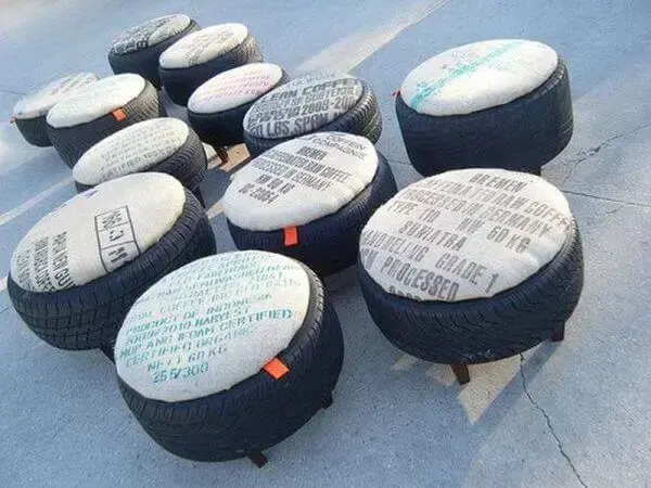 Puff de pneus com pé de madeira Foto de Deguile Móveis