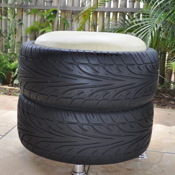 Puff de pneus com visual natural e almofada clara Foto de Nova Ideia