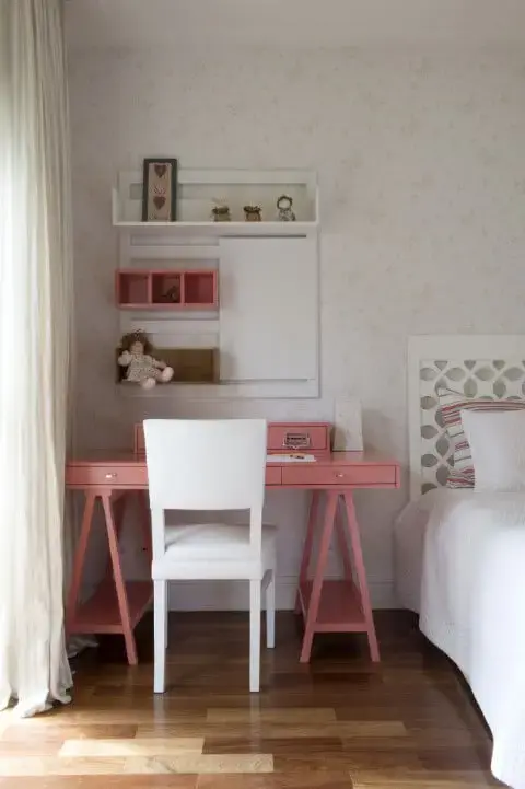 Quarto com móveis em tons de rosa e branco Projeto de Cristina Lembi