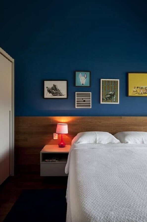 Quarto com parede azul royal com quadros decorativos Foto AMC Arquitetura
