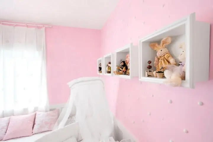 Quarto de bebê com papel de parede em tons de rosa com bolinhas Projeto de Eduarda Correa