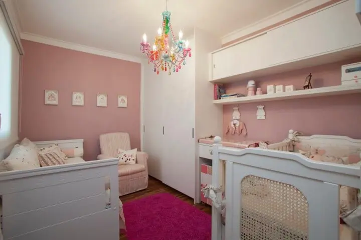 Quarto de bebê com paredes e outros itens em tons de rosa Projeto de Orlane