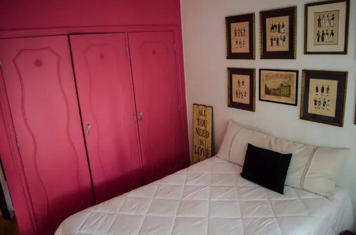 Quarto de casal com armário vintage em tons de rosa fúcsia Projeto de Adriana Fornazari