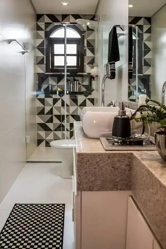Revestimento geométrico e bancada de granito para banheiros modernos