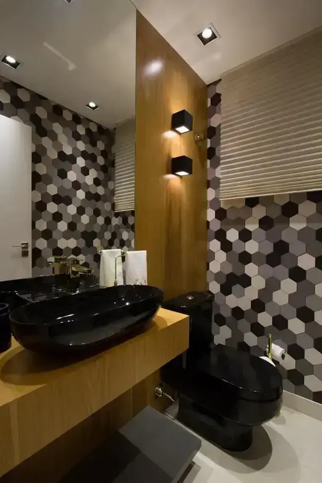 Revestimento hexagonal é uma tendência dos banheiros modernos