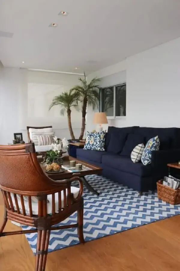 Sala com sofá azul royal e tapete em zigzag Foto Ark2 Arquitetura