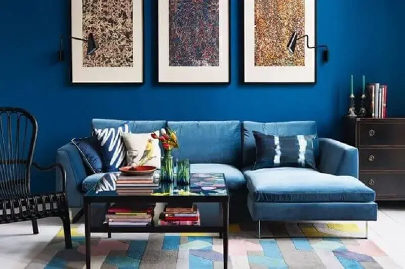 Sala com tons diferentes de azul royal na parede e no sofá Foto Elena Luka Home