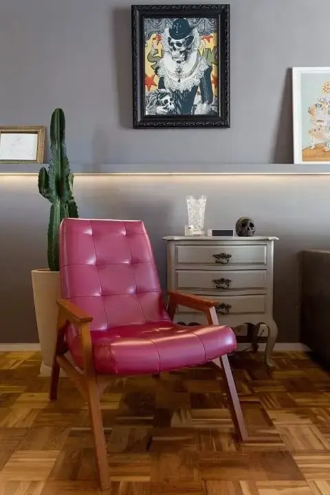 Sala de esta com decoração divertida e cadeira em tons de rosa Projeto de Tria Arquitetura
