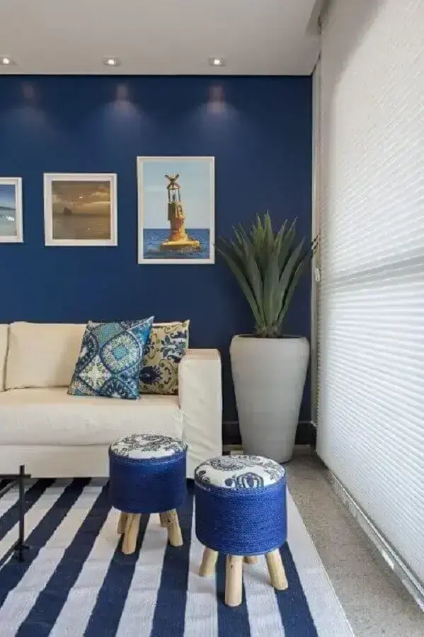 Sala de estar com parede e decoração em tons de azul royal Foto Márcia Debski Ferreira